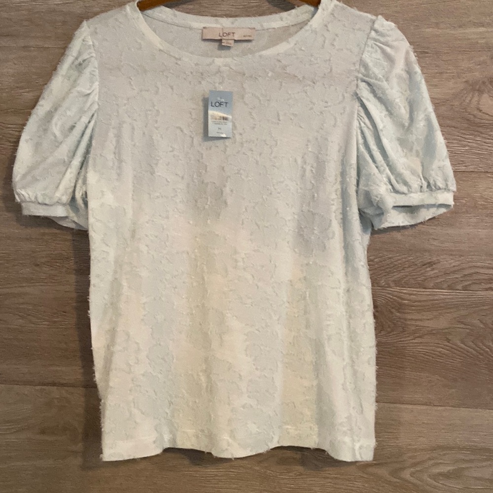 Women's medium petite top with puffed short sleeves.